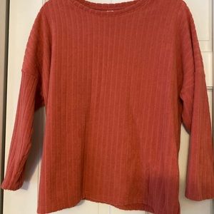 Cropped sweater/sweatshirt.